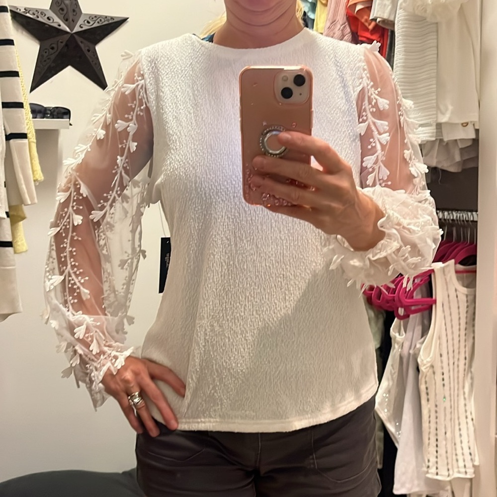 White flower detail top NWT